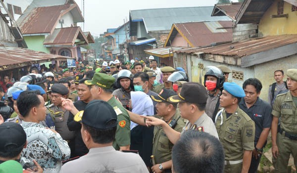 <b>Foto:</b> Walikota Jambi Syah Fasha dan Rombongan saat berjalan meninjau lokalisasi pucuk